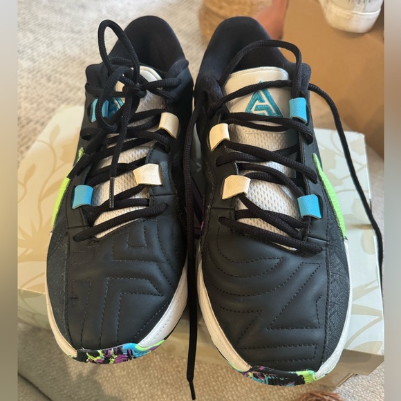 Freak 5 Nike basketball shoes. Size 8 - Picture 2 of 3